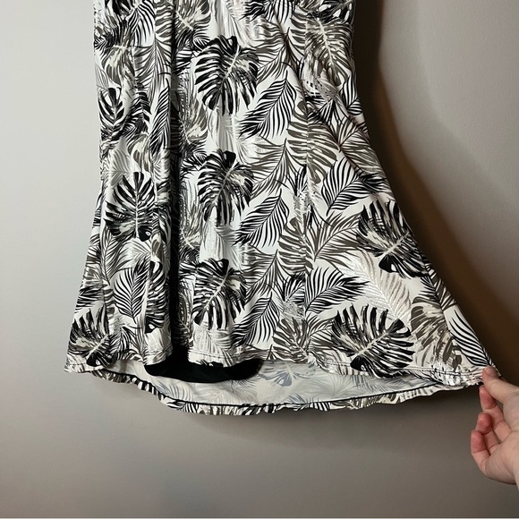 Women’s Simply Fit black and white banana leaf printed one piece swim suit 1X - Picture 3 of 9